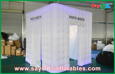 استوديو الصور قابل للنفخ 3 أبواب خيمة بيضاء قابلة للنفخ على شكل مكعب قابل للنفخ بحجم 2.5 متر