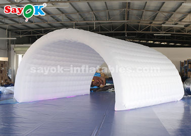 خيمة تخييم هوائية 6 * 3 * 3 م خيمة نفق بيضاء قابلة للنفخ قماش أكسفورد متين للحدث سهل التنظيف