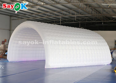 خيمة تخييم هوائية 6 * 3 * 3 م خيمة نفق بيضاء قابلة للنفخ قماش أكسفورد متين للحدث سهل التنظيف