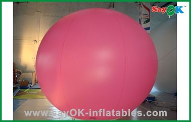 اللون الوردي نفخ البالون في الهواء الطلق نفخ بالون الهيليوم