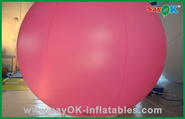 اللون الوردي نفخ البالون في الهواء الطلق نفخ بالون الهيليوم