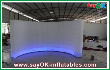 خيمة بيضاء قابلة للنفخ للهواء مقاومة للماء ، جدار منحني قابل للنفخ لمعرض خيمة قابل للنفخ مع ضوء LED
