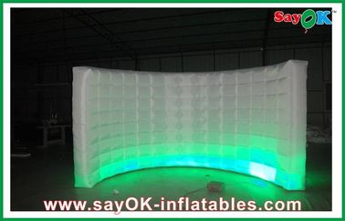 خيمة بيضاء قابلة للنفخ للهواء مقاومة للماء ، جدار منحني قابل للنفخ لمعرض خيمة قابل للنفخ مع ضوء LED