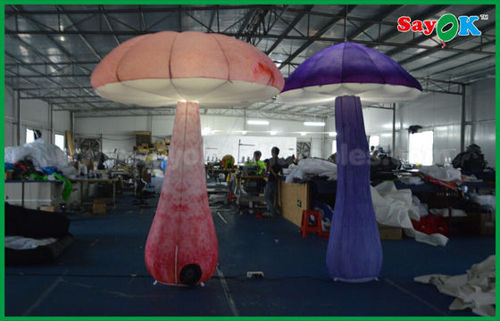 نفخ الإضاءة العملاقة على شكل تفجير الفطر لإحداث زخارف